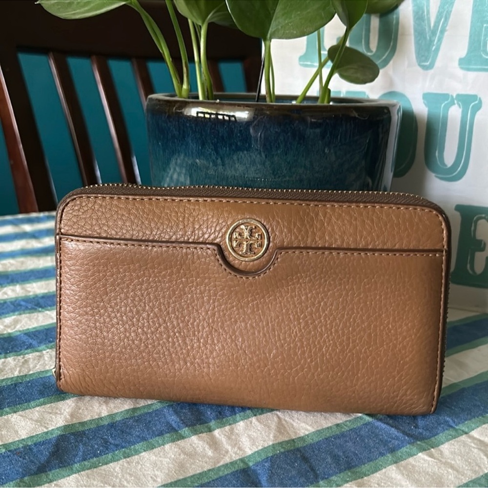 Tory Burch Robinson Expandable Hobo and Wallet - Picture 7 of 16